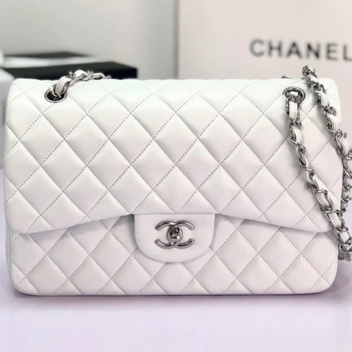 Sac Chanel classique à rabat simple blanc cassé