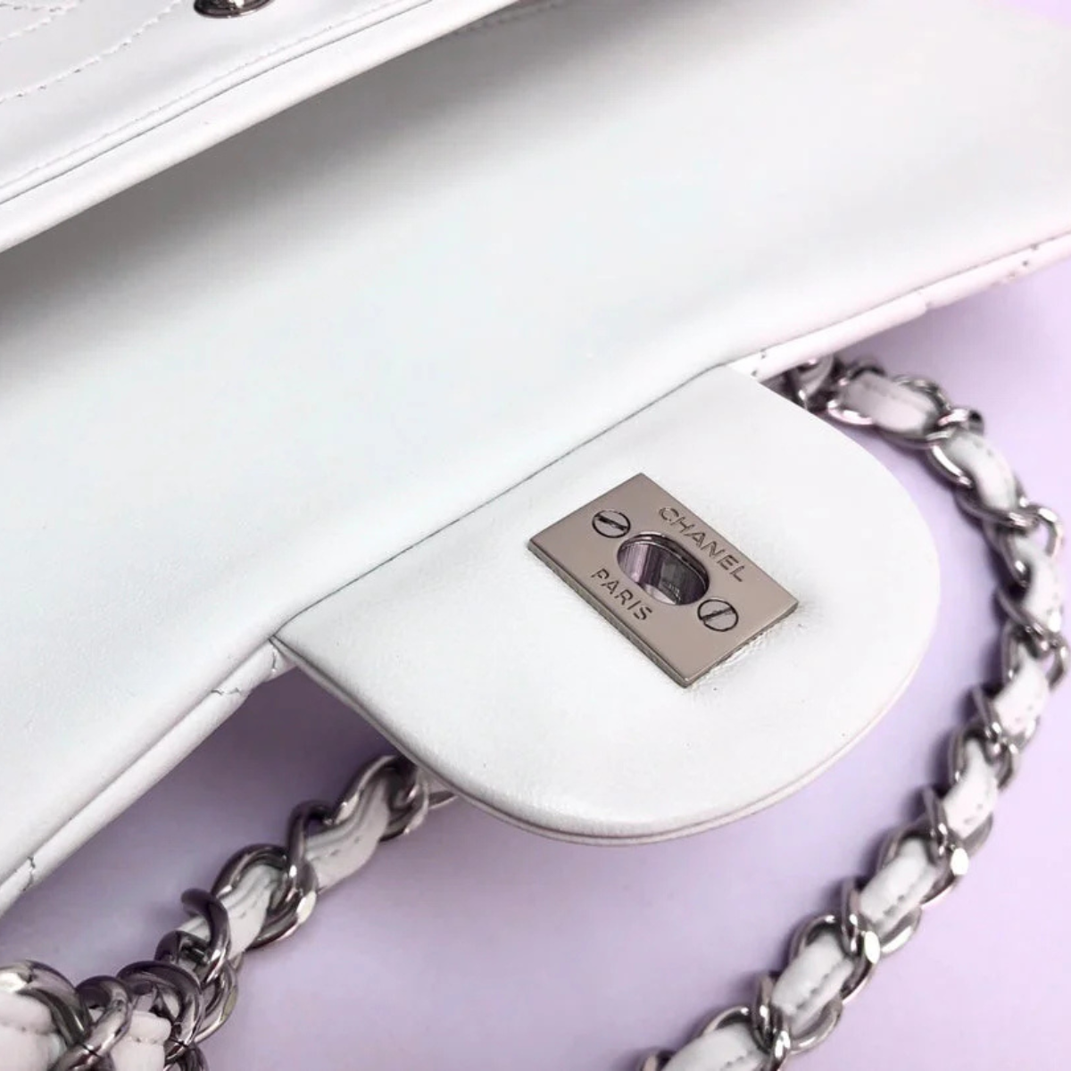 Sac Chanel classique à rabat simple blanc cassé