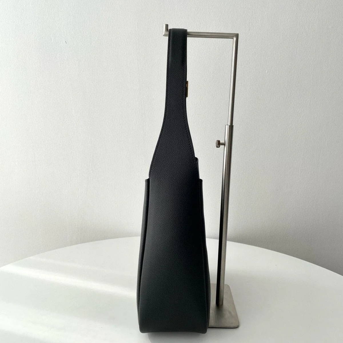 YVES SAINT LAURENT LE 5 À 7 BEA – SAC EN CUIR GRAINÉ