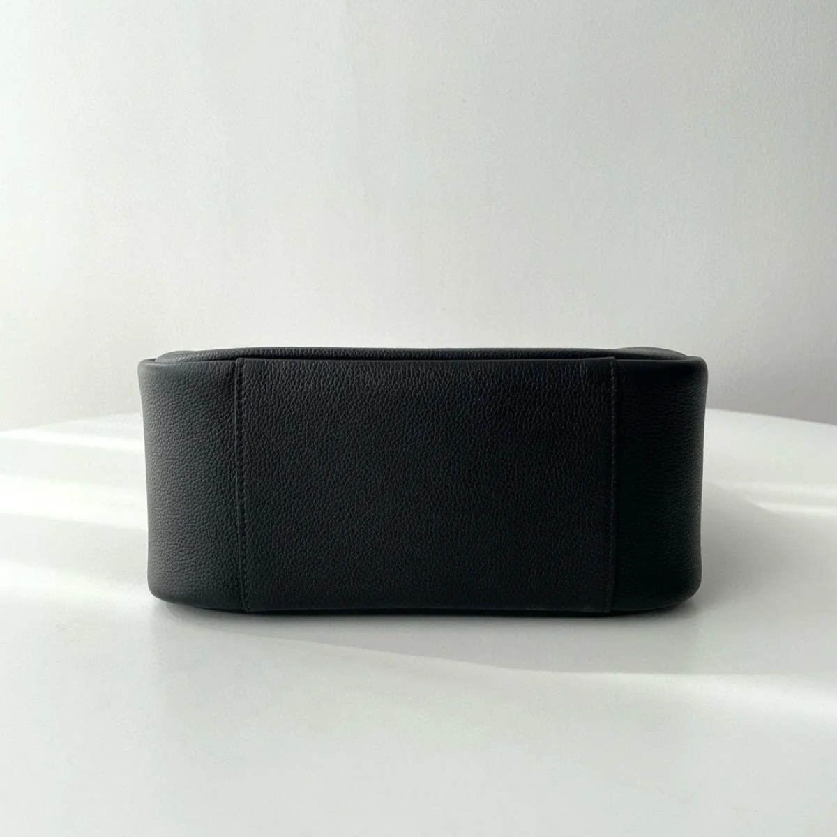 YVES SAINT LAURENT LE 5 À 7 BEA – SAC EN CUIR GRAINÉ