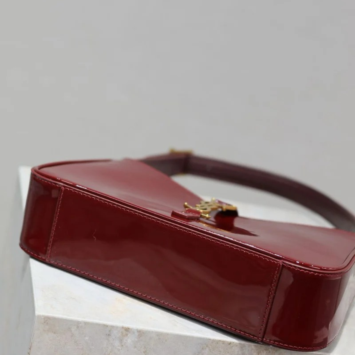 SAC YVES SAINT LAURENT LE 5 À 7 EN CUIR VERNI