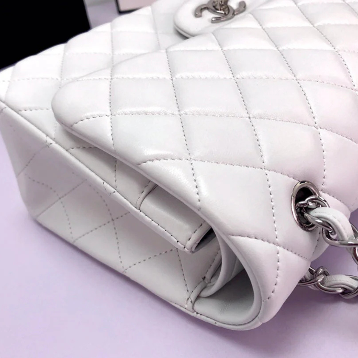 Sac Chanel classique à rabat simple blanc cassé
