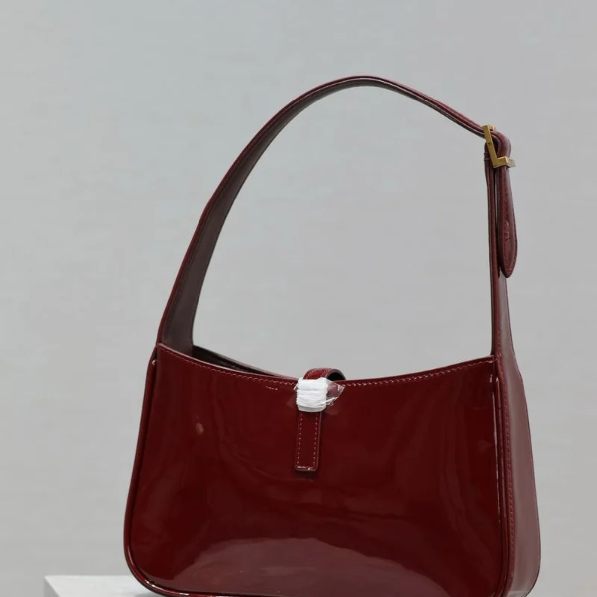 SAC YVES SAINT LAURENT LE 5 À 7 EN CUIR VERNI