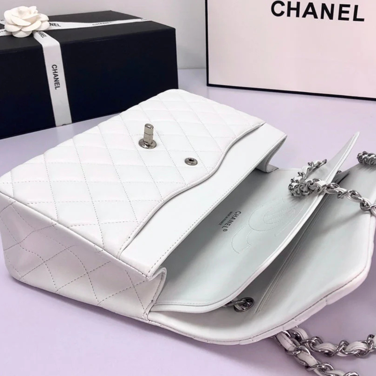Sac Chanel classique à rabat simple blanc cassé