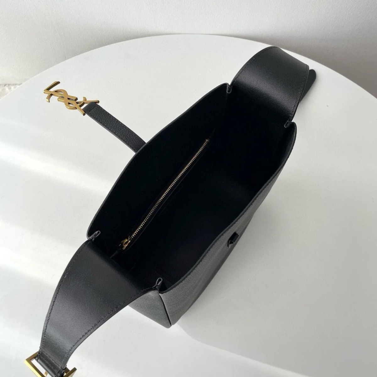 YVES SAINT LAURENT LE 5 À 7 BEA – SAC EN CUIR GRAINÉ