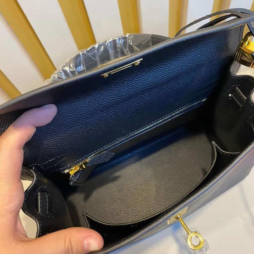 Sac Hermès Kelly 28 avec finitions dorées, coloris noir