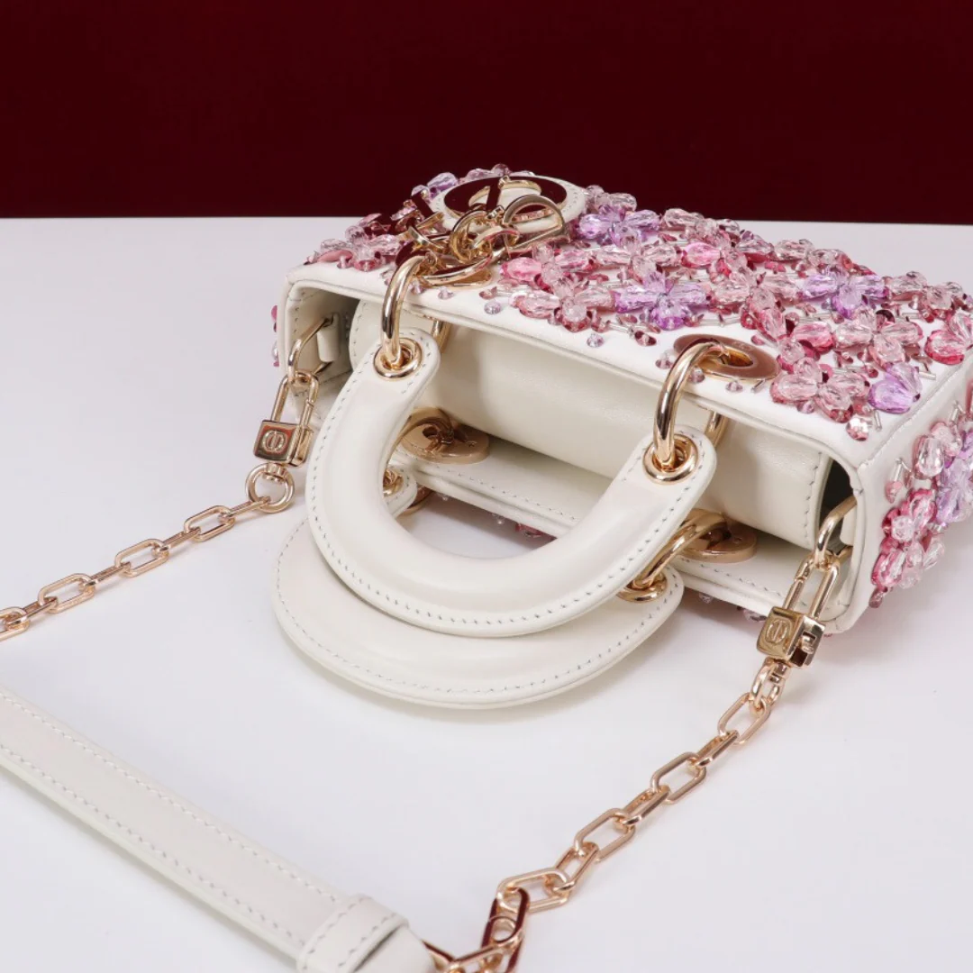 SAC MICRO DIOR LADY D-JOY EN CUIR DE VEAU BLANC AVEC BRODERIE FLORALE ROSES ET STRASS