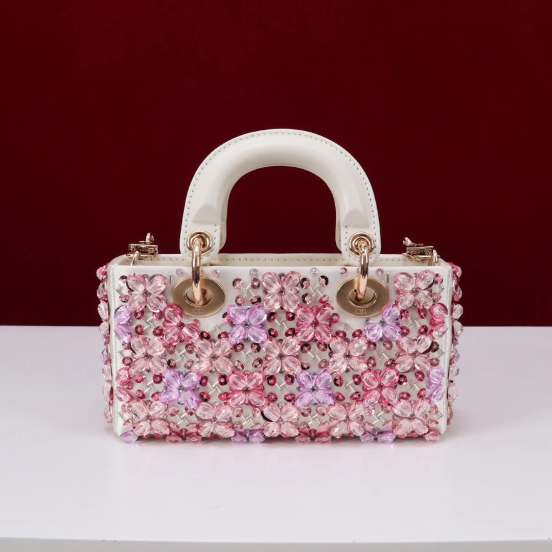 SAC MICRO DIOR LADY D-JOY EN CUIR DE VEAU BLANC AVEC BRODERIE FLORALE ROSES ET STRASS