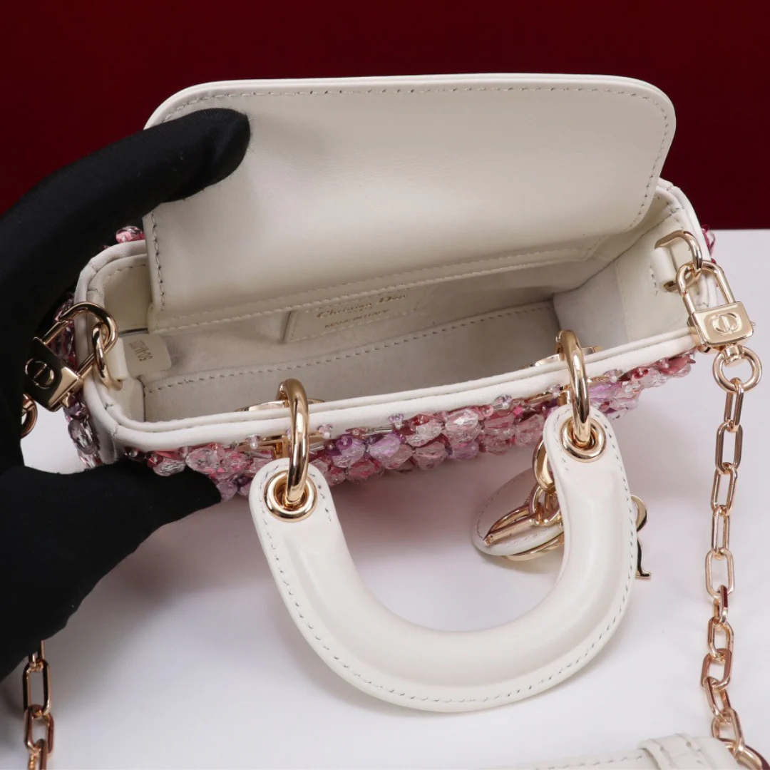SAC MICRO DIOR LADY D-JOY EN CUIR DE VEAU BLANC AVEC BRODERIE FLORALE ROSES ET STRASS