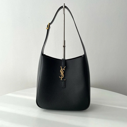 YVES SAINT LAURENT LE 5 À 7 BEA – SAC EN CUIR GRAINÉ