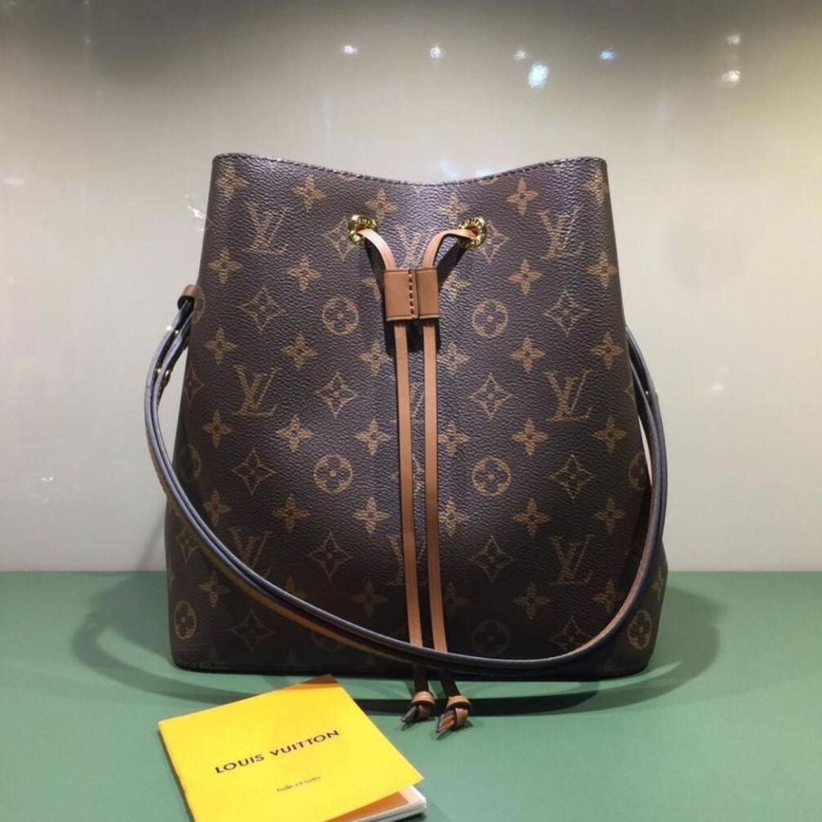 SAC NÉONOÉ MM PAR LOUIS VUITTON