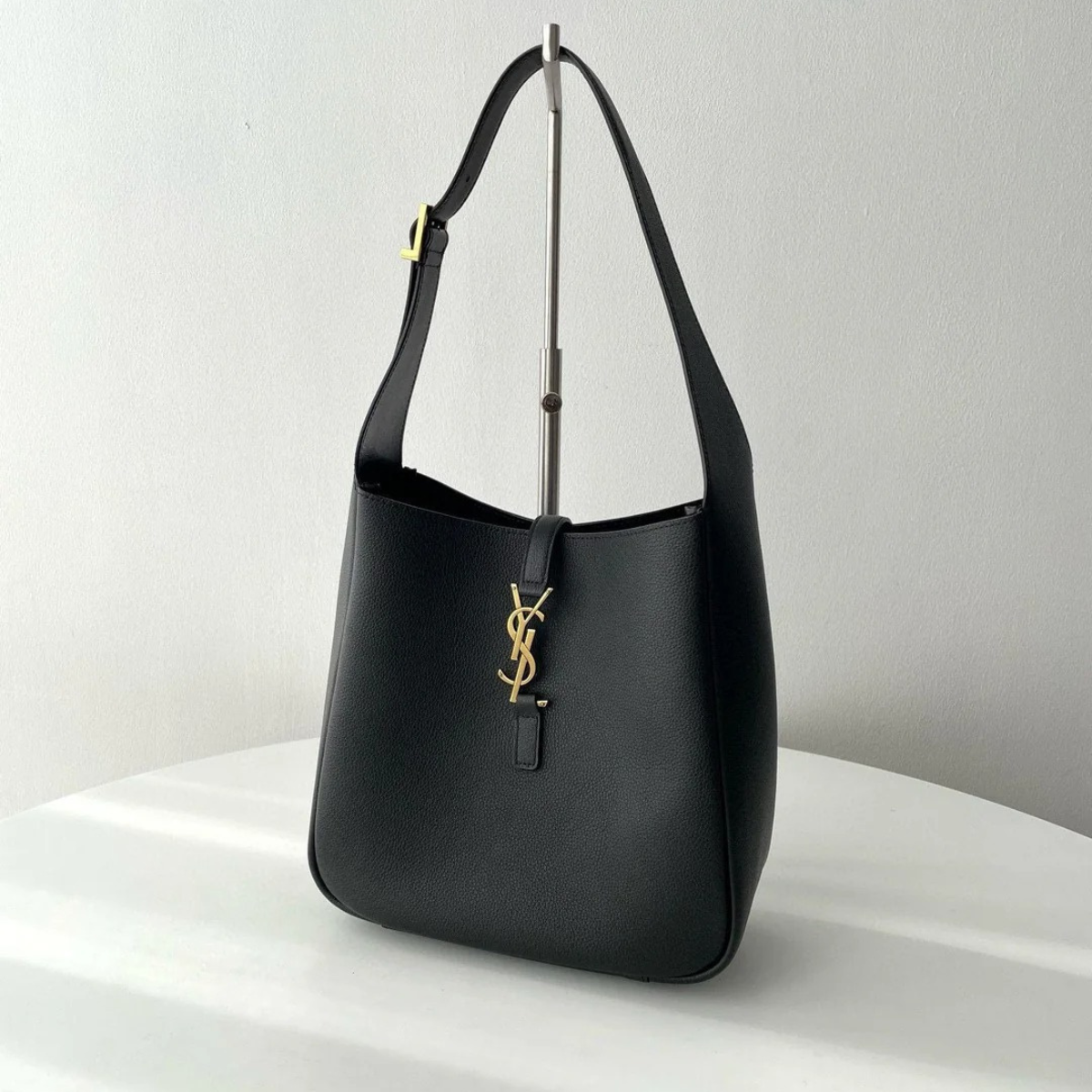 YVES SAINT LAURENT LE 5 À 7 BEA – SAC EN CUIR GRAINÉ