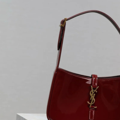 SAC YVES SAINT LAURENT LE 5 À 7 EN CUIR VERNI