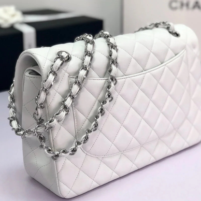 Sac Chanel classique à rabat simple blanc cassé
