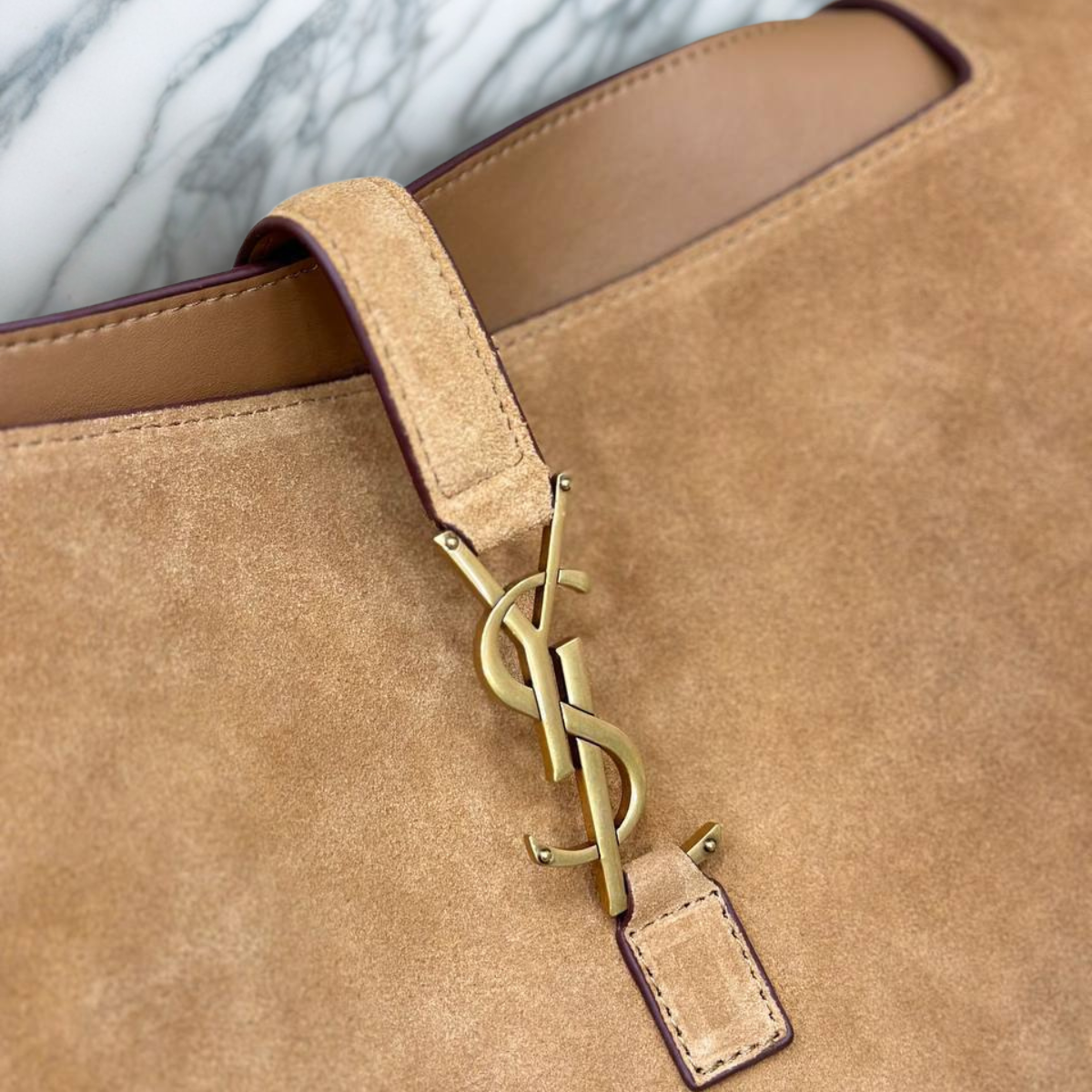 LE 5 À 7 BEA EN DAIM PAR YVES SAINT LAURENT