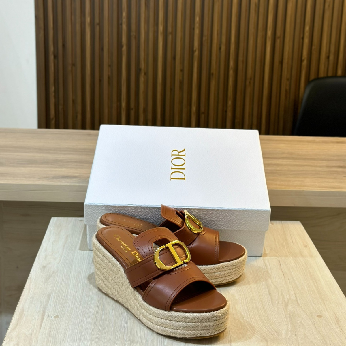 SAC BOBBY MOYEN DIOR ET ENSEMBLE DE 30 MORCEAUX MONTAIGNE