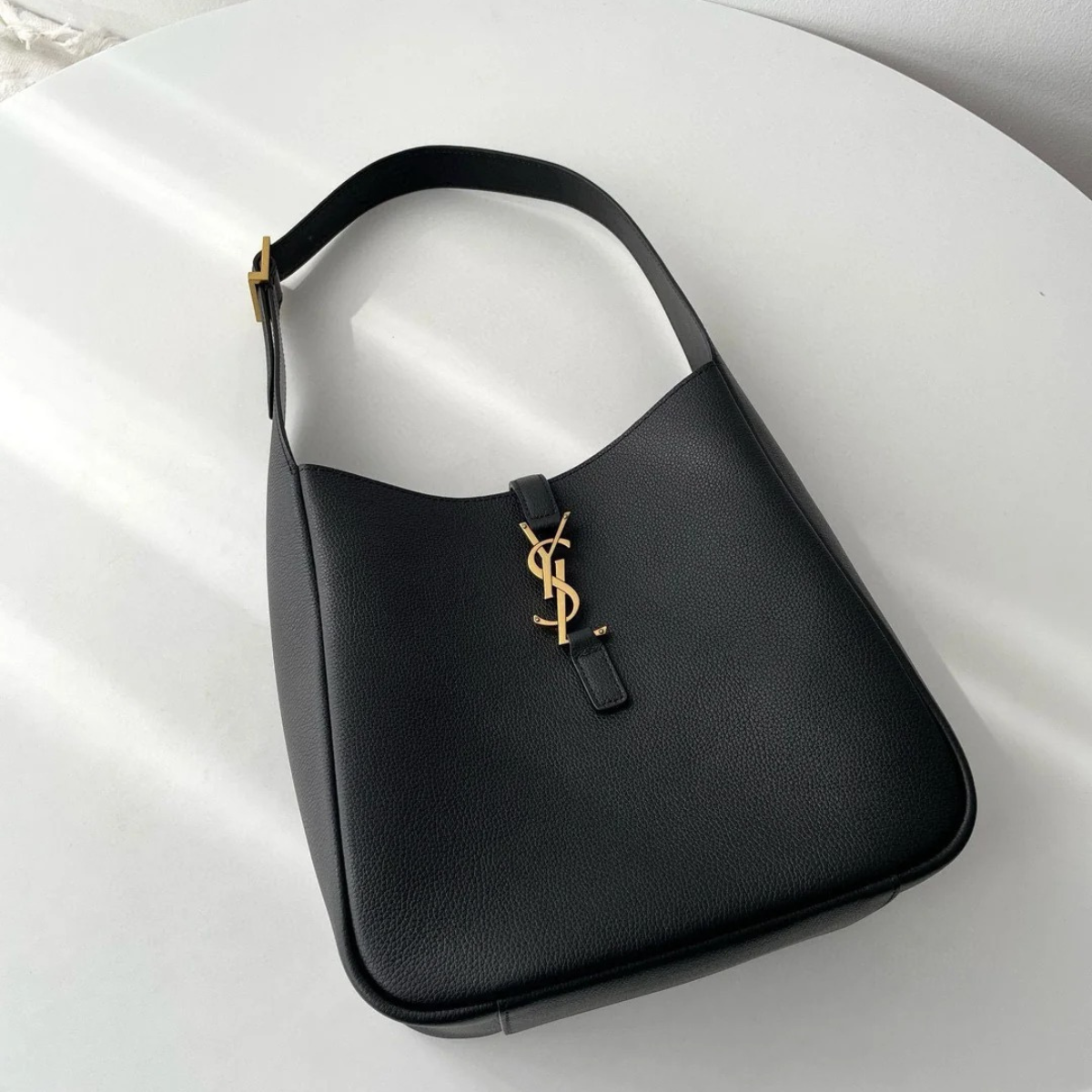 YVES SAINT LAURENT LE 5 À 7 BEA – SAC EN CUIR GRAINÉ