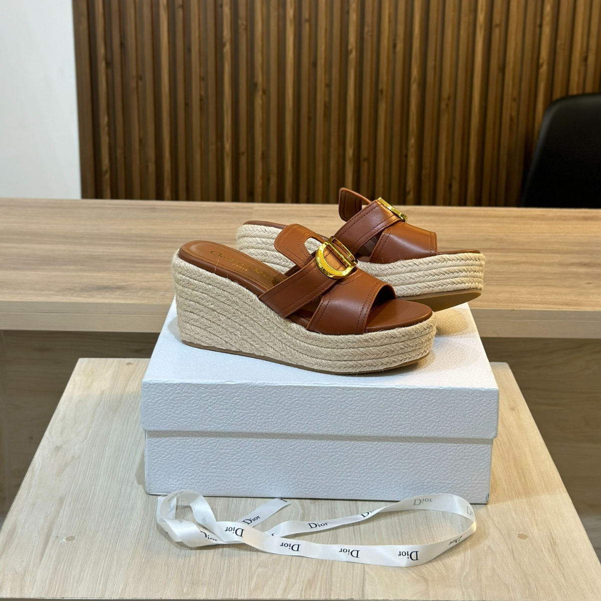 SAC BOBBY MOYEN DIOR ET ENSEMBLE DE 30 MORCEAUX MONTAIGNE