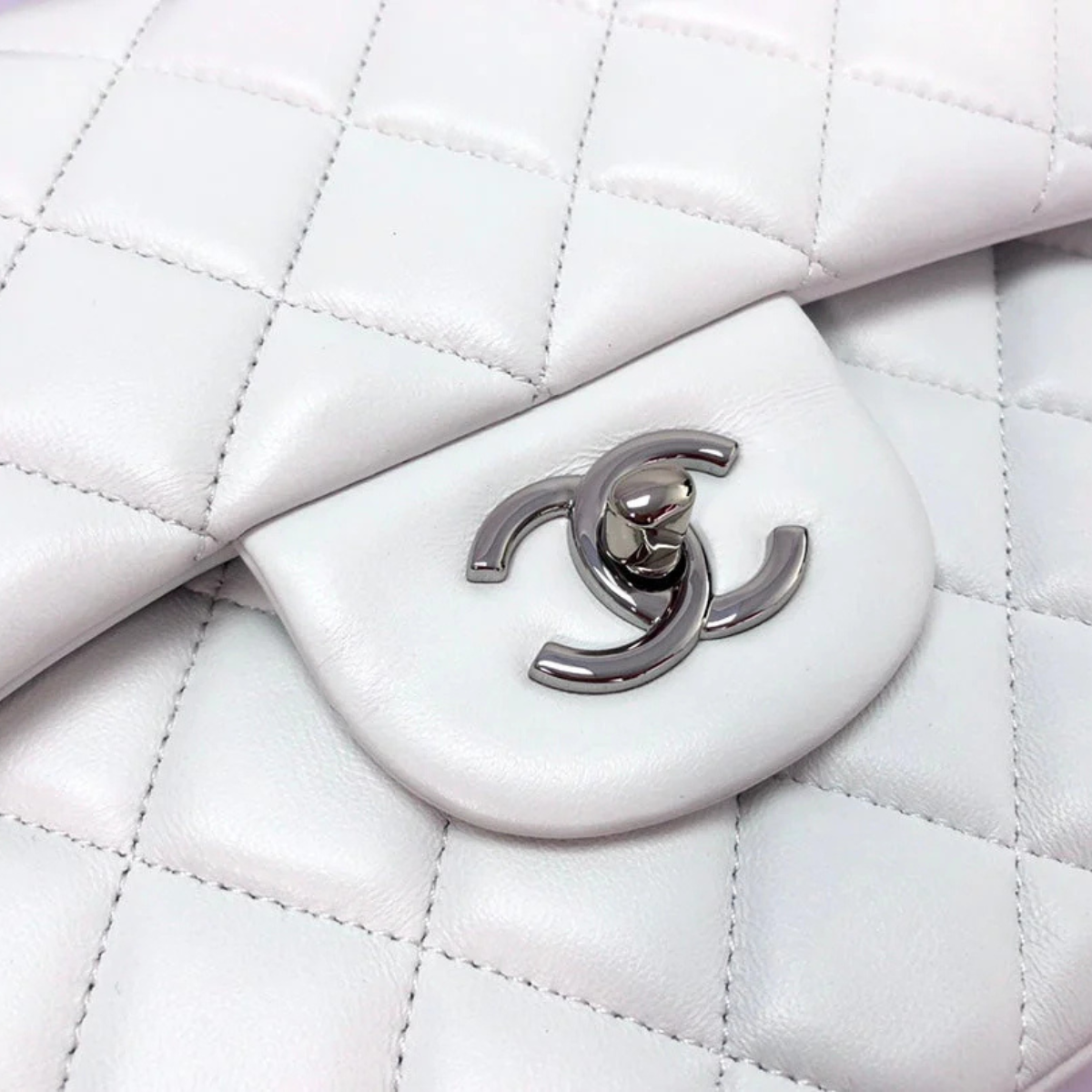Sac Chanel classique à rabat simple blanc cassé