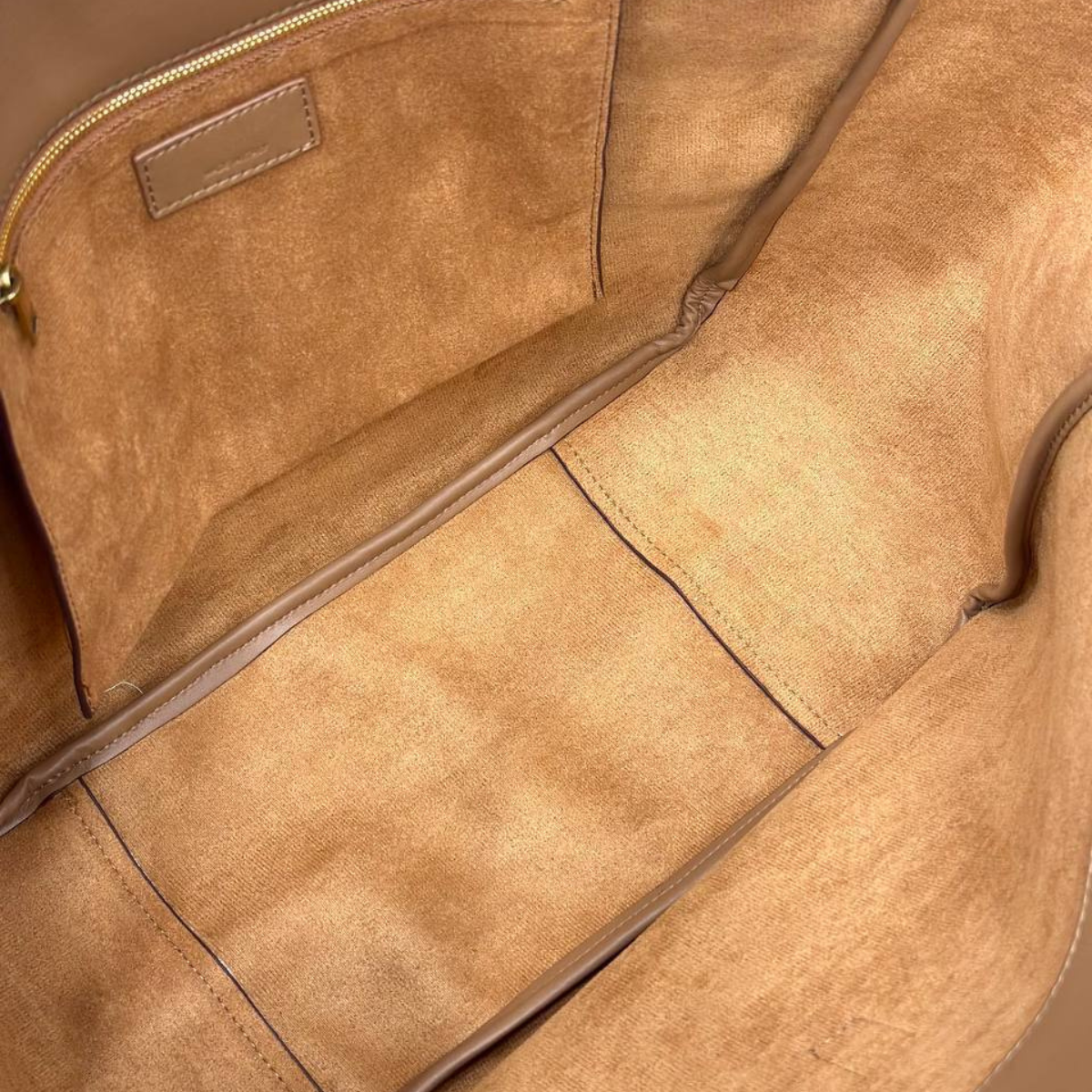 LE 5 À 7 BEA EN DAIM PAR YVES SAINT LAURENT