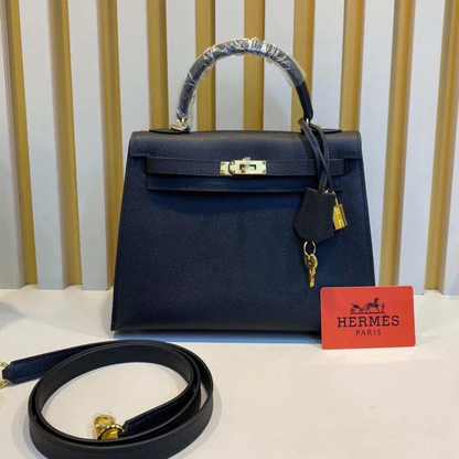 Sac Hermès Kelly 28 avec finitions dorées, coloris noir