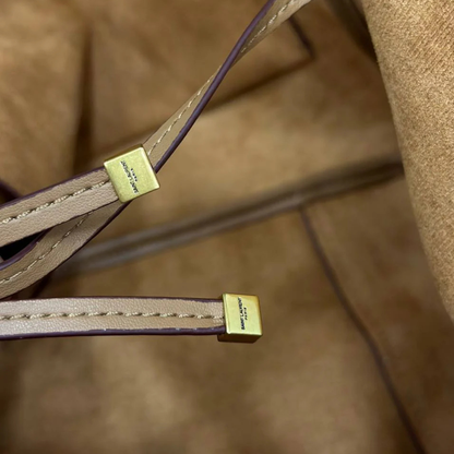 LE 5 À 7 BEA EN DAIM PAR YVES SAINT LAURENT