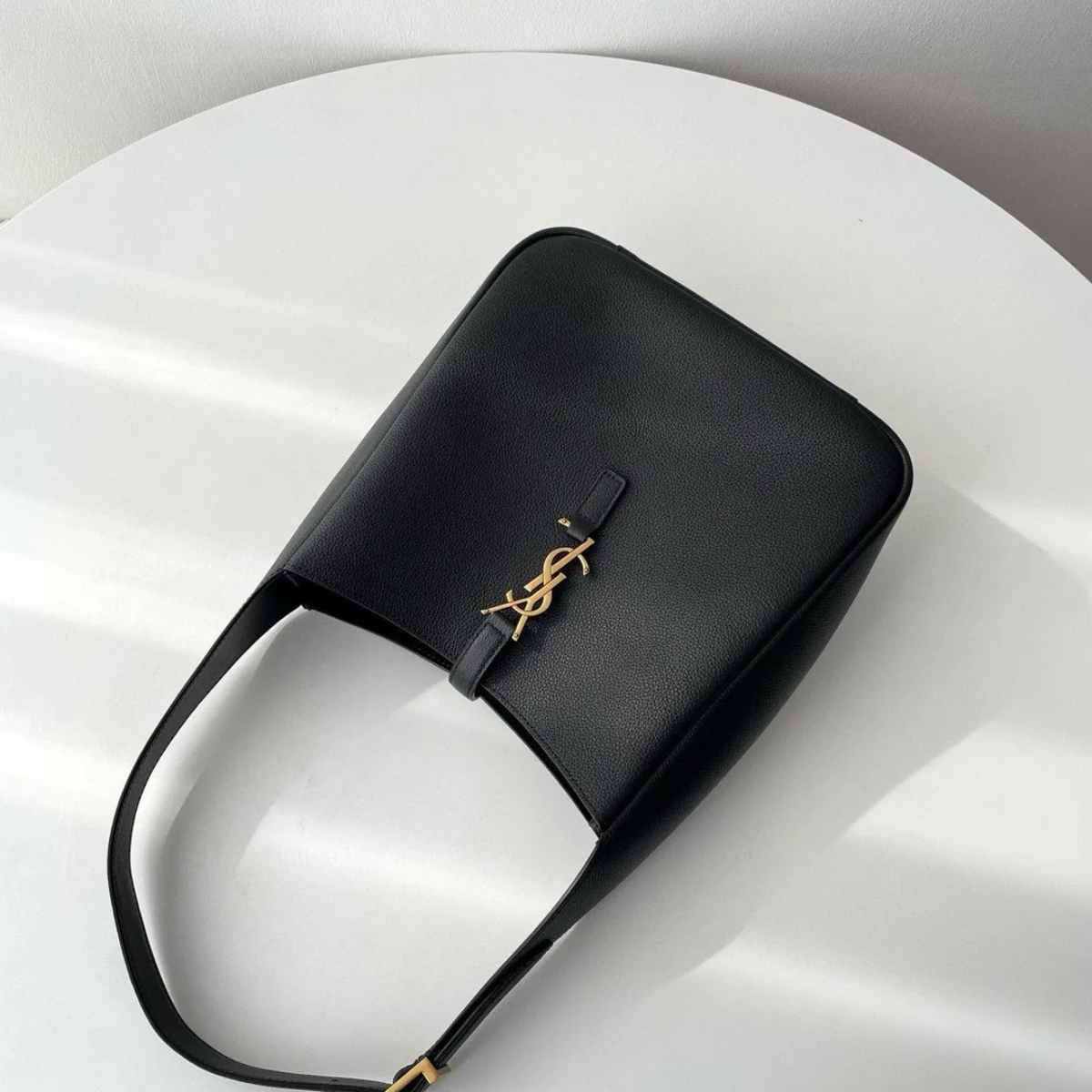 YVES SAINT LAURENT LE 5 À 7 BEA – SAC EN CUIR GRAINÉ