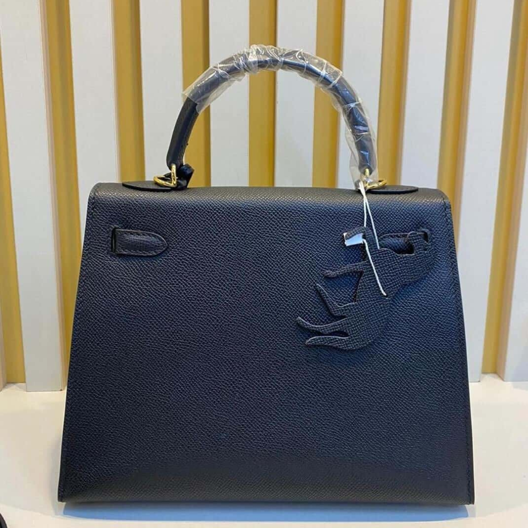Sac Hermès Kelly 28 avec finitions dorées, coloris noir