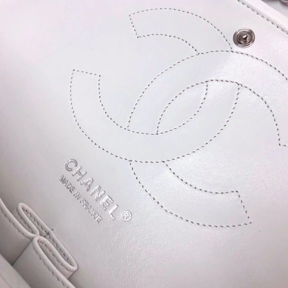 Sac Chanel classique à rabat simple blanc cassé