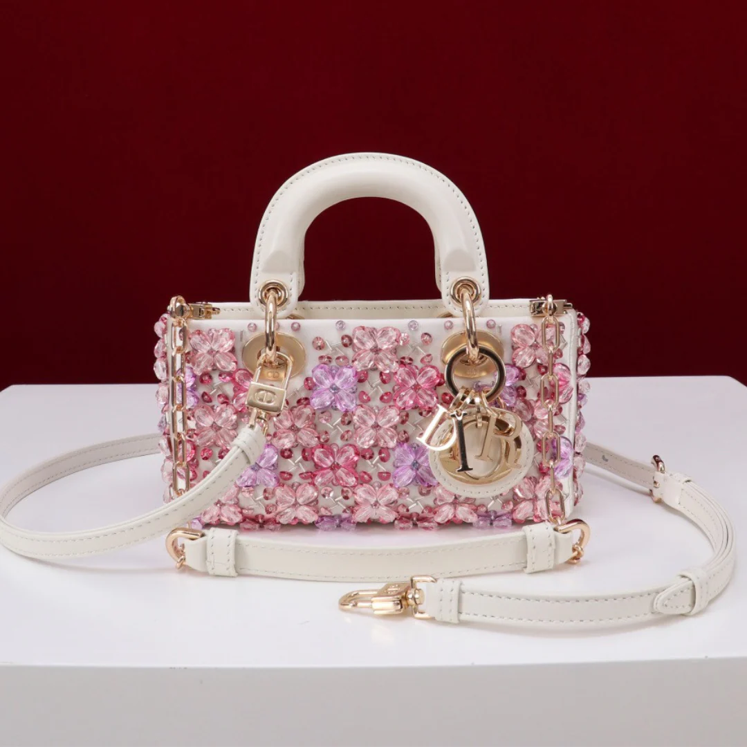SAC MICRO DIOR LADY D-JOY EN CUIR DE VEAU BLANC AVEC BRODERIE FLORALE ROSES ET STRASS