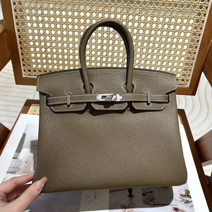 SAC HERMÈS BIRKIN 25 HSS CRAIE/GRIS TOURTERELLE EN CUIR TOGO AVEC FERMOIR DORÉ BROSSÉ